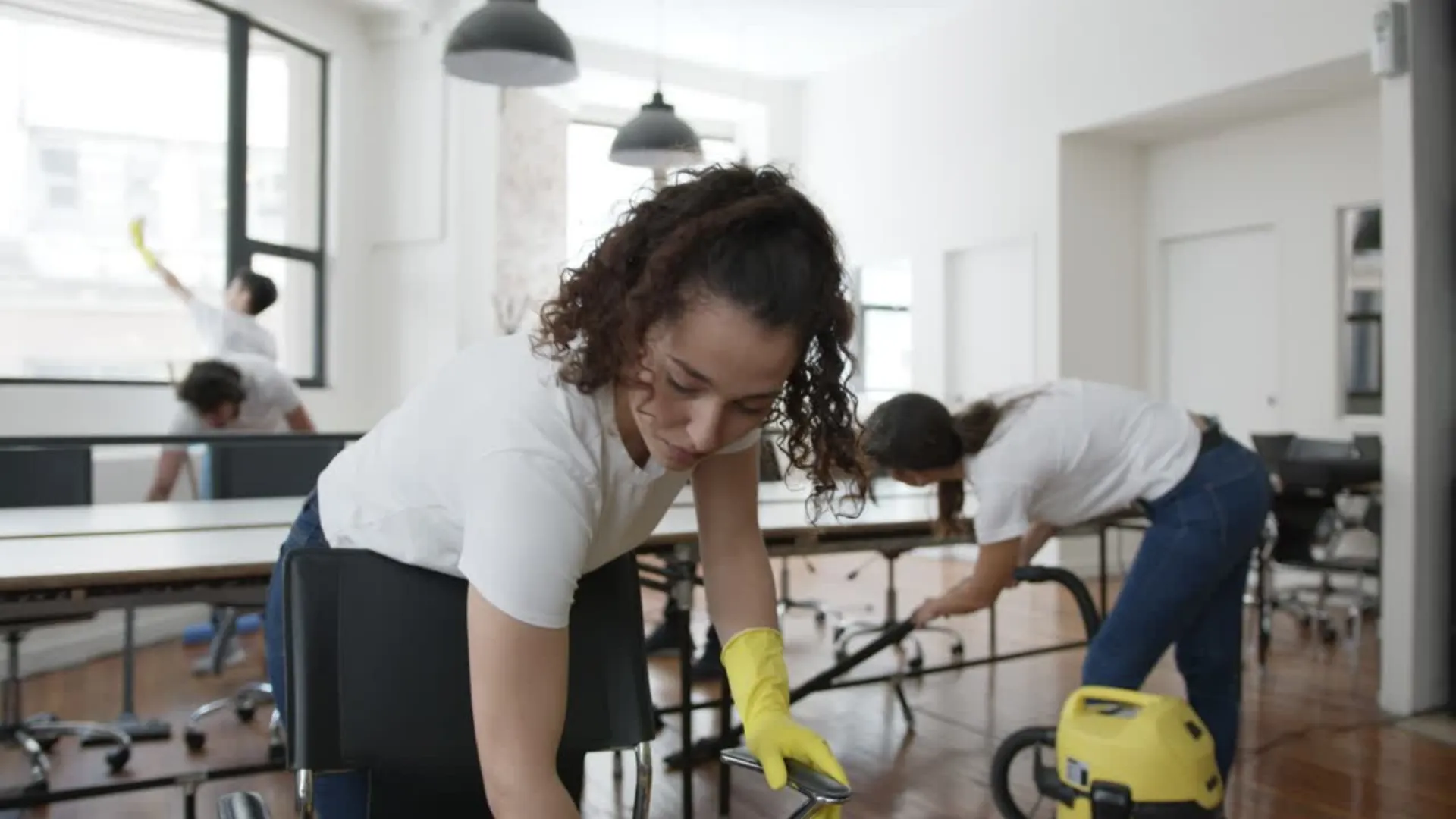 Gewerberäumung Winterthur Video - Professionelle Räumung von Geschäftsräumen