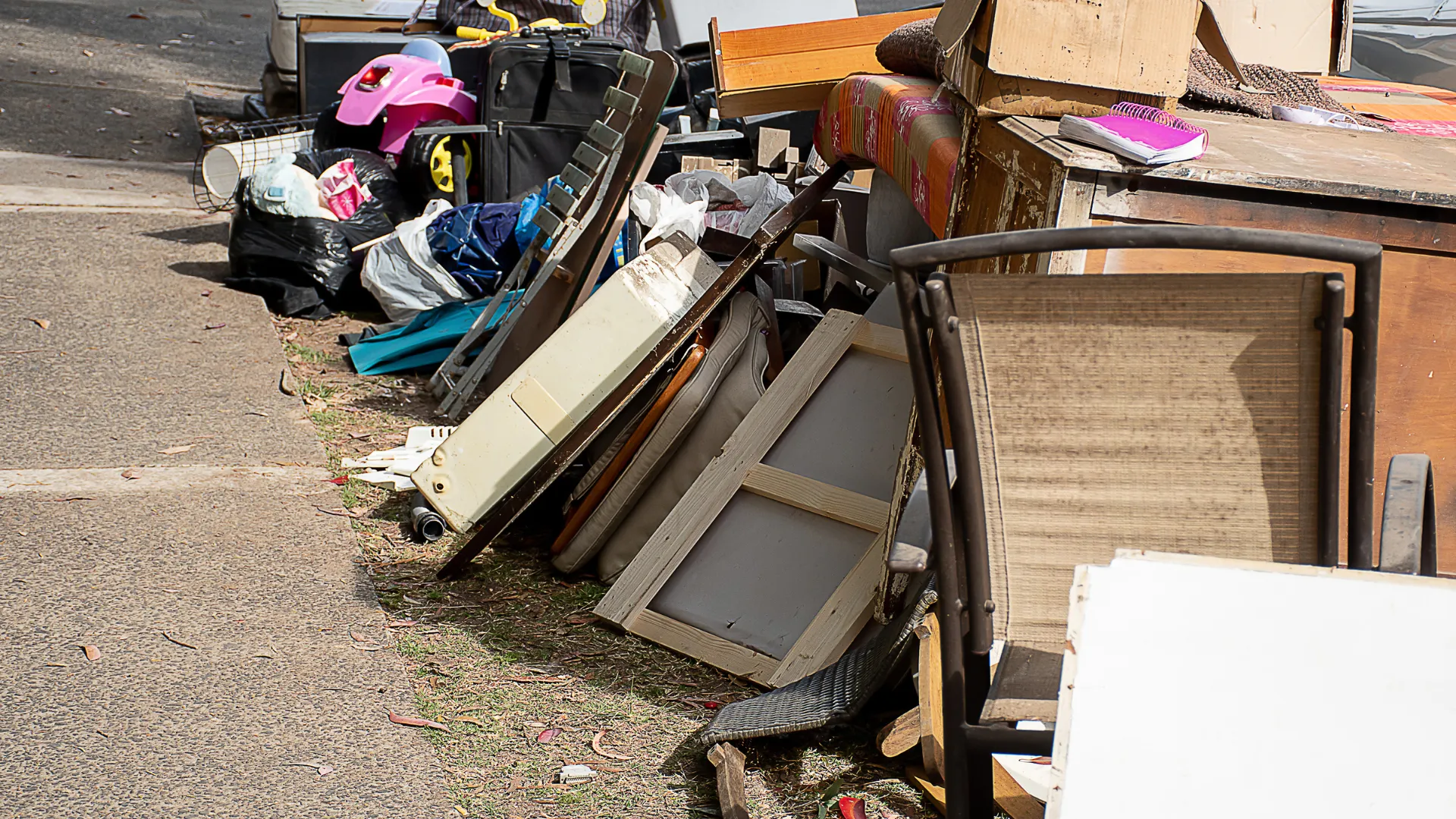Professioneller Entrümpelungsservice Video - Team bei der systematischen Wohnungsräumung